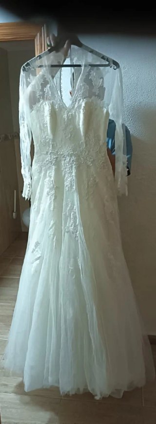 Vestido de novia con encaje y manga larga