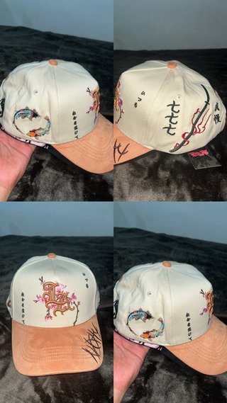 Gorra LA con bordados de flores de cerezo