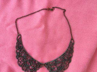Collar con diseño de encaje