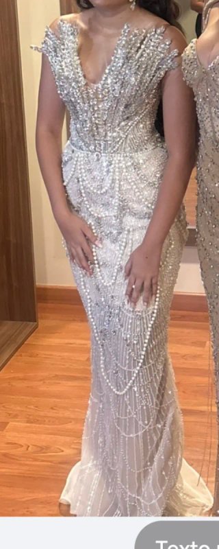 Vestido de novia con pedrería y perlas