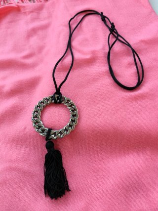 Collar con Aros de Cadena y Borla