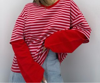 Camiseta de rayas rojas y rosas