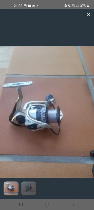 Caña de pescar con carrete y señuelos