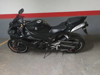 Yamaha R1 Sportbike Negra