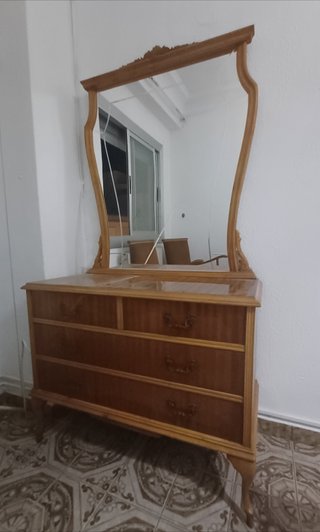 Mueble Clásico de Madera con Espejo