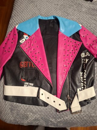 Chaqueta de polipiel con tachuelas