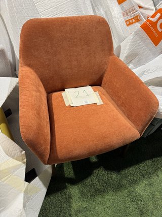 Sillón de tela color naranja