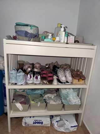 Cambiador de bebé blanco con estantes