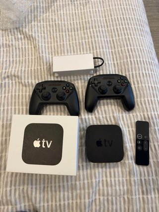 Apple TV 4K 1ª Gen (32gb) + 2 Mandos steelseries