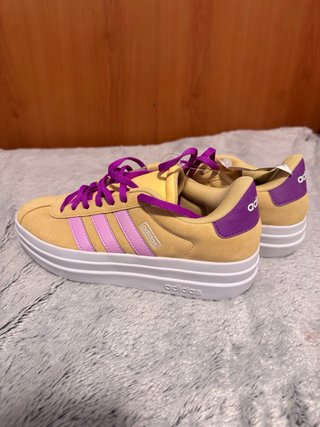 Zapatillas Adidas Beige y Moradas