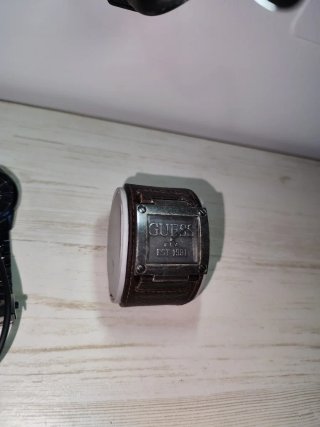 Reloj Guess con correa de cuero