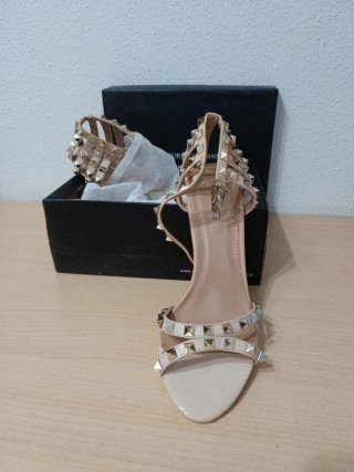 Sandalias con tachuelas