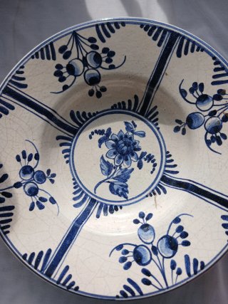 Plato antiguo de cerámica decorado