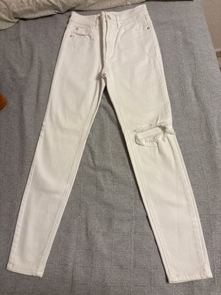 Pantalón Blanco con Rotura en la rodilla