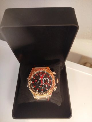 Reloj de acero con esfera negra