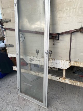 Puerta de Aluminio con Cristal