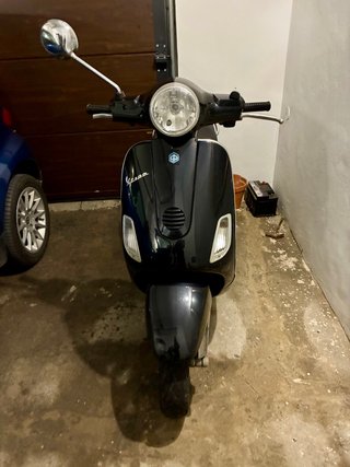 Vespa Scooter Negra