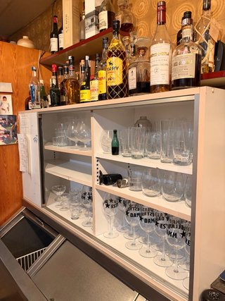 Vitrina blanca con puertas correderas