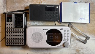 Lote de 4 Radios Portátiles funcionando.