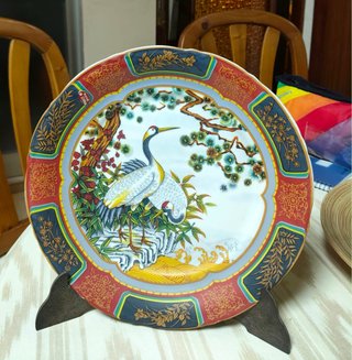 Dos platos decorativos con motivos orientales
