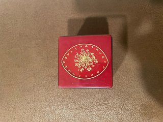 Caja de madera decorativa roja