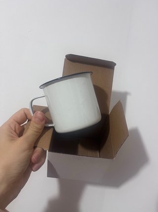 Taza de metal estilo antiguo