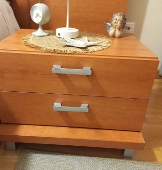 Mesita de noche de madera