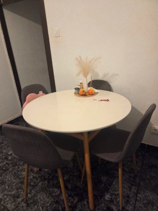 Mesa Redonda Blanca con 4 Sillas Grises