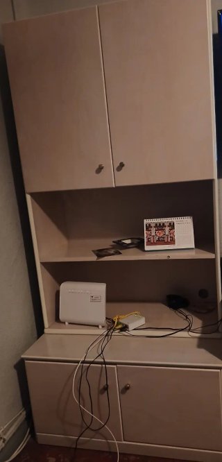 Estantería de salón con armarios.