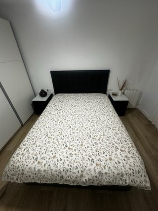 Conjunto de cama con canapé y mesitas