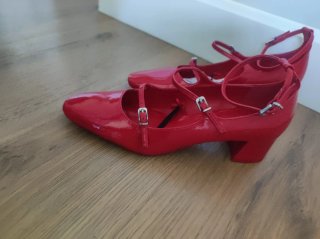 Zapatos rojos con doble tira