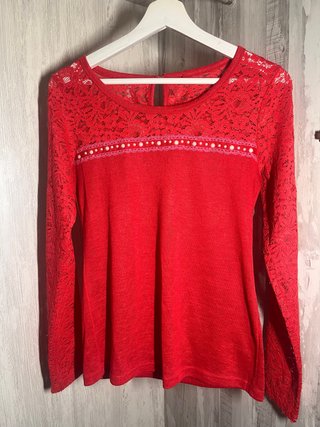 Blusa roja de manga larga con encaje-Talla M