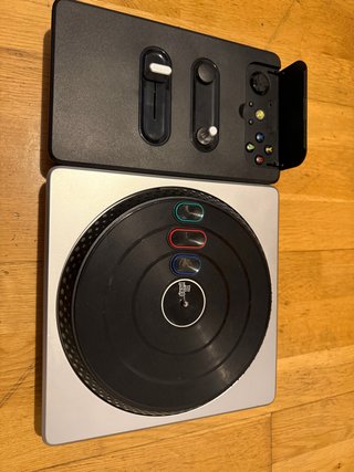 DJ Hero para Xbox 360 con controlador