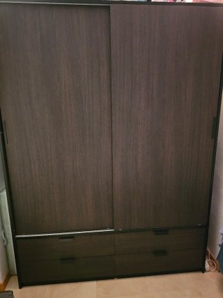 Armario de madera con puertas correderas