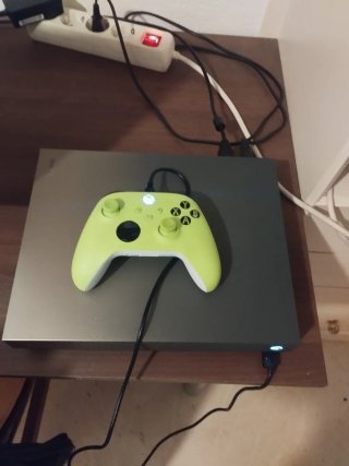 Xbox One X Negra con Mando Verde
