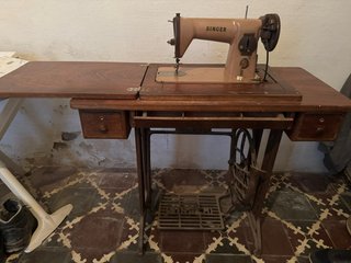 Máquina de coser antigua Singer con mueble