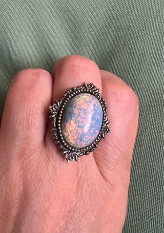 Anillo Bisutería Con Cabujón Imitación Ópalo