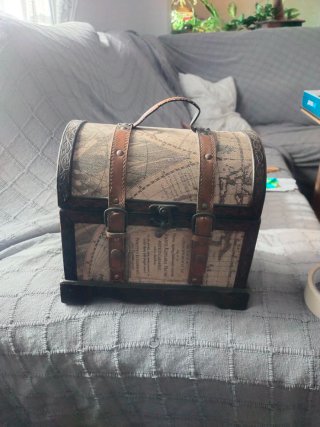 Baúl pequeño de madera con diseño de mapa