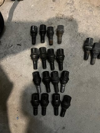Tornillo rueda Peugeot 205. Compatible con llantas