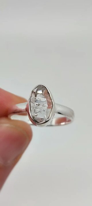Anillo de plata con Herkimer.