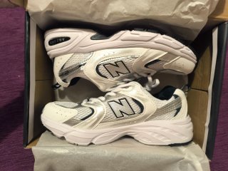 Zapatillas New Balance Blancas y Plateadas