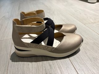 Zapatos con tiras elásticas