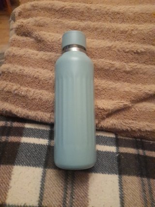 Botella de agua verde claro