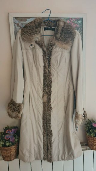 Gabardina Beige con Detalles de Pelo Zara
