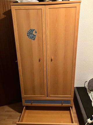 Armario de madera con cajones