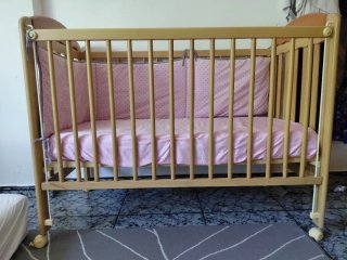 Cuna de madera con ruedas