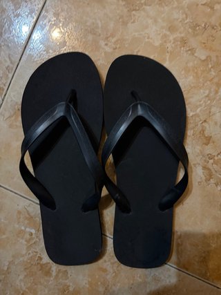 Chanclas negras.