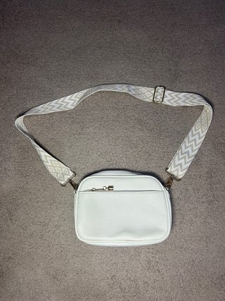 Bolso Bandolera Blanco con Correa Étnica