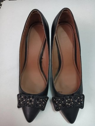 Zapatos de tacón negros con lazo