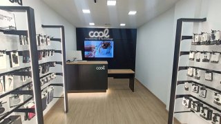 Mesa de recepción madera y negro con luz led.